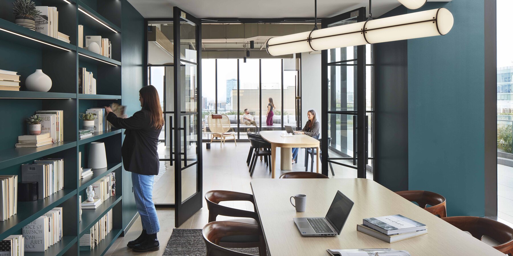 1045 W 星空官网入口便利设施