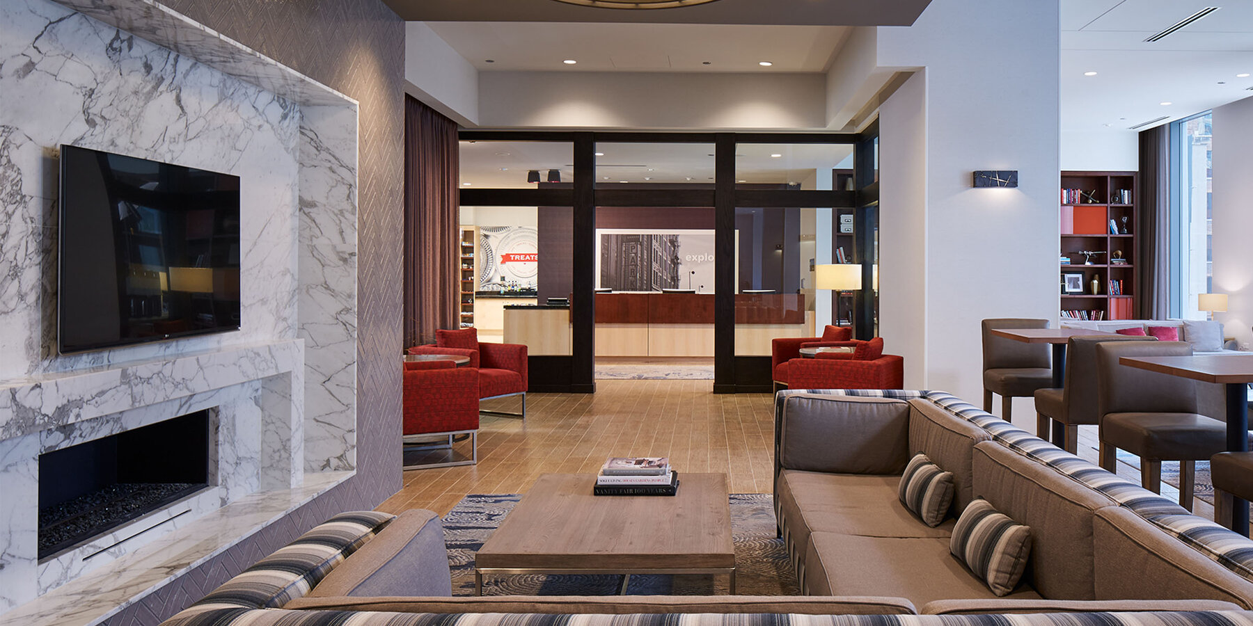 芝加哥星空官网建设 - 汉普顿星空官网及霍姆伍德套房星空官网带壁炉的休息区