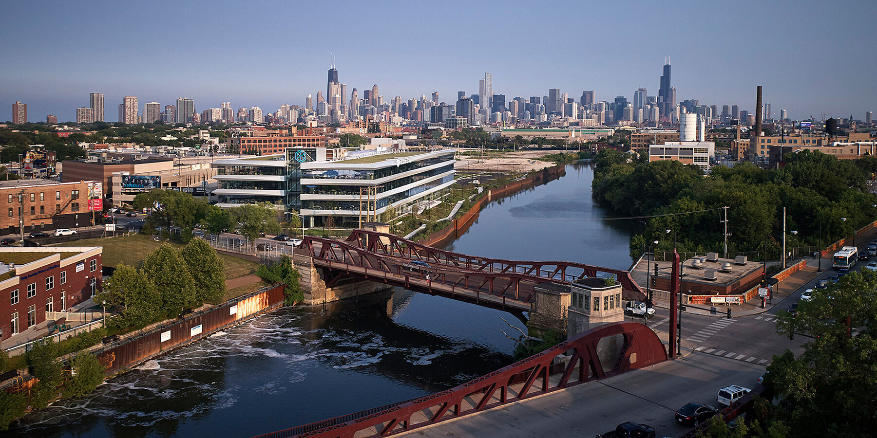 星空官网室建设和装修 - 1515 W 韦伯斯特外部无人机拍摄