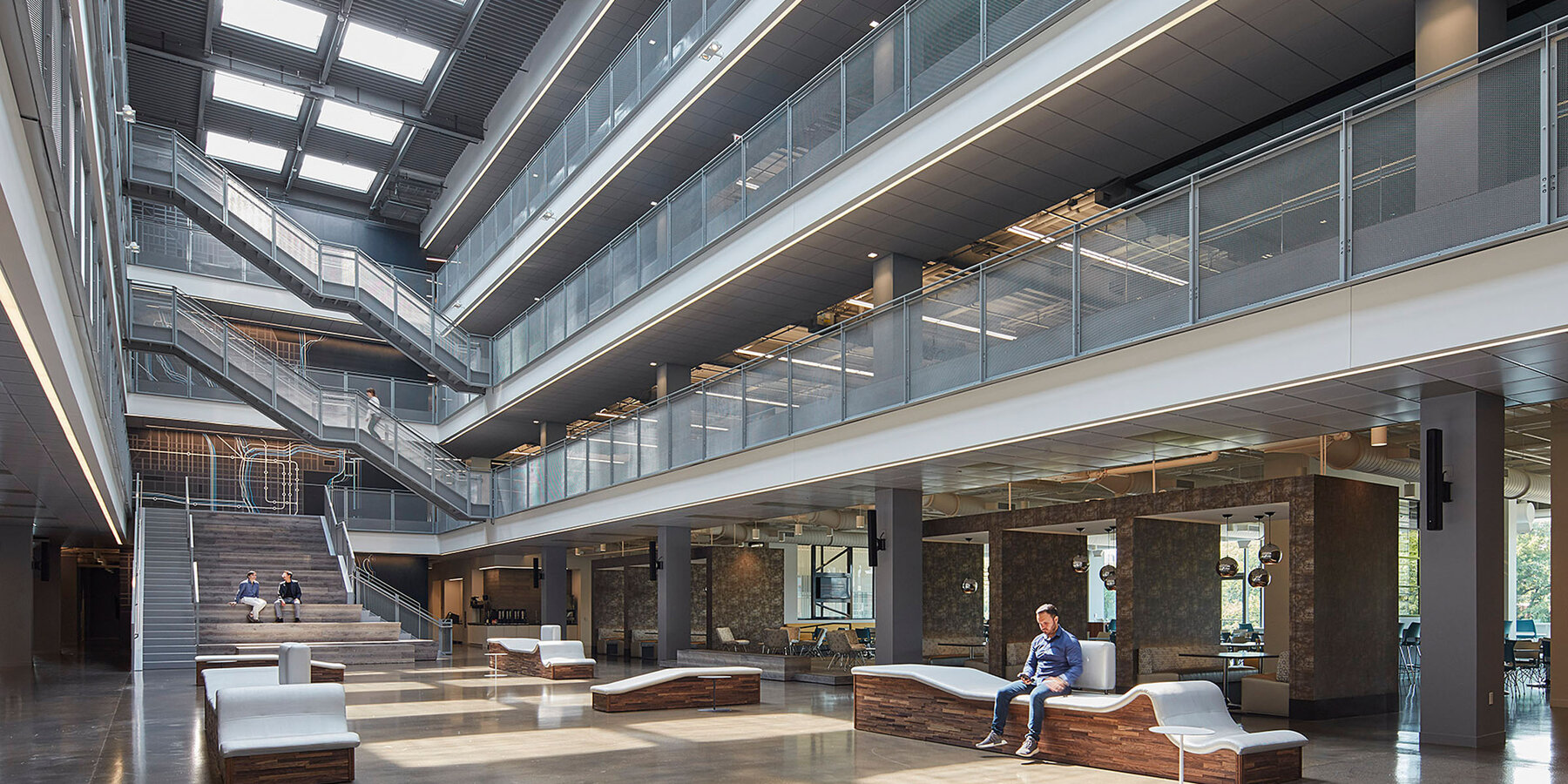 星空官网室建设和装修 - 1515 W Webster 室内楼梯和座椅