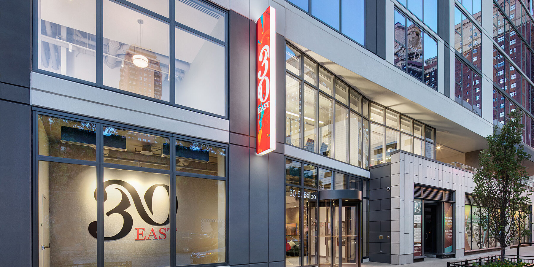 豪华公寓大楼建设 - 30 号东外部入口位于街道层