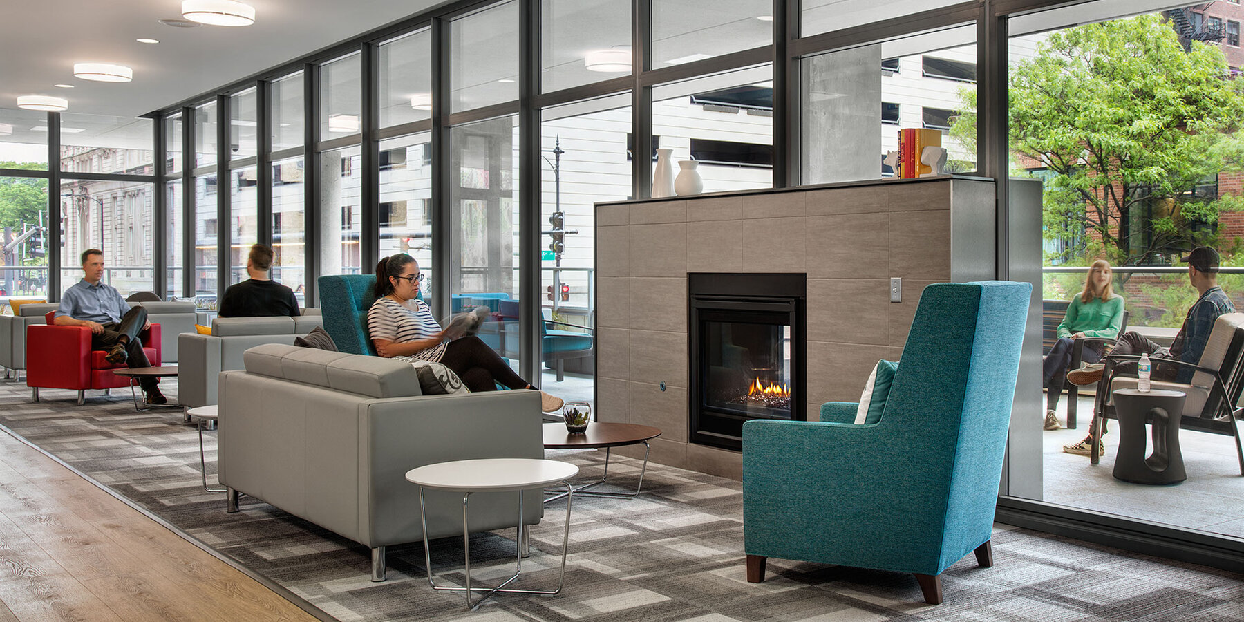 豪华公寓大楼建筑 - 30 East 带壁炉的室内休闲空间