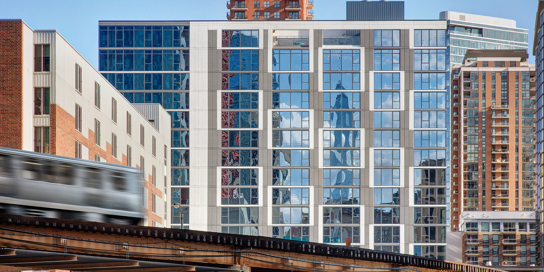 豪华公寓大楼建设 - 30 号东楼，前景有火车轨道