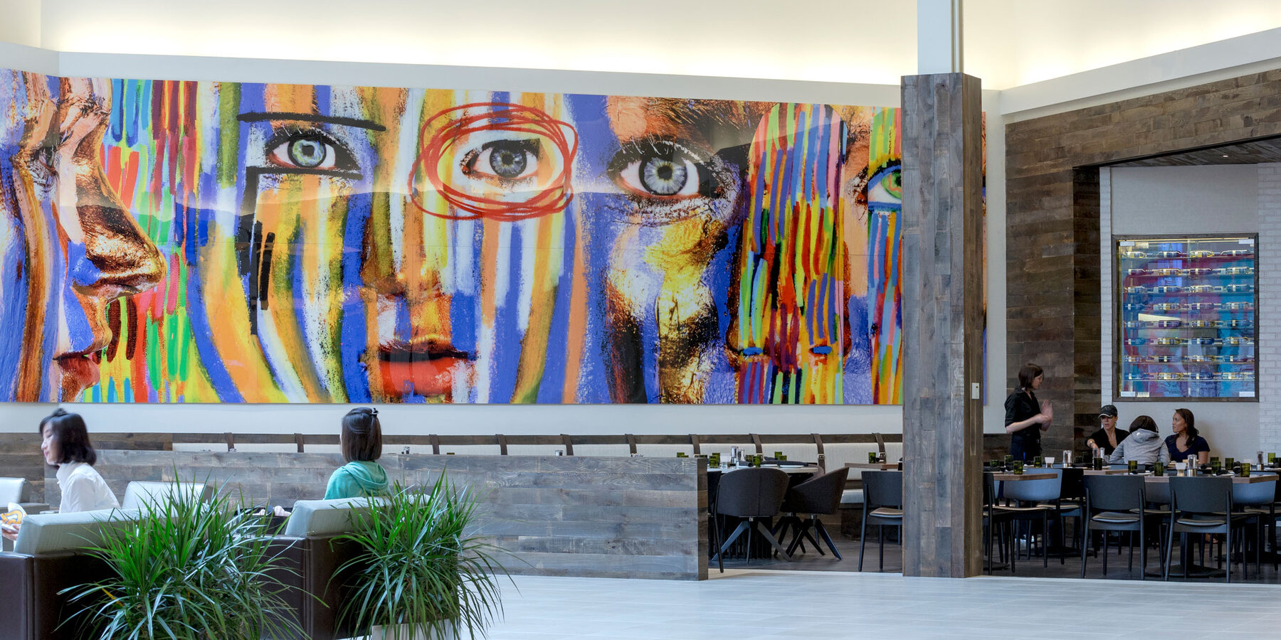 零售和购物中心建筑公司 - 星空娱乐时尚奥特莱斯中庭座位