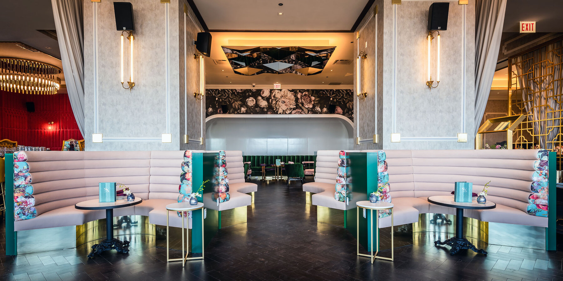 星空娱乐官方悠久的酒店建设和翻修 - 埃塞克斯酒店粉色餐厅卡座