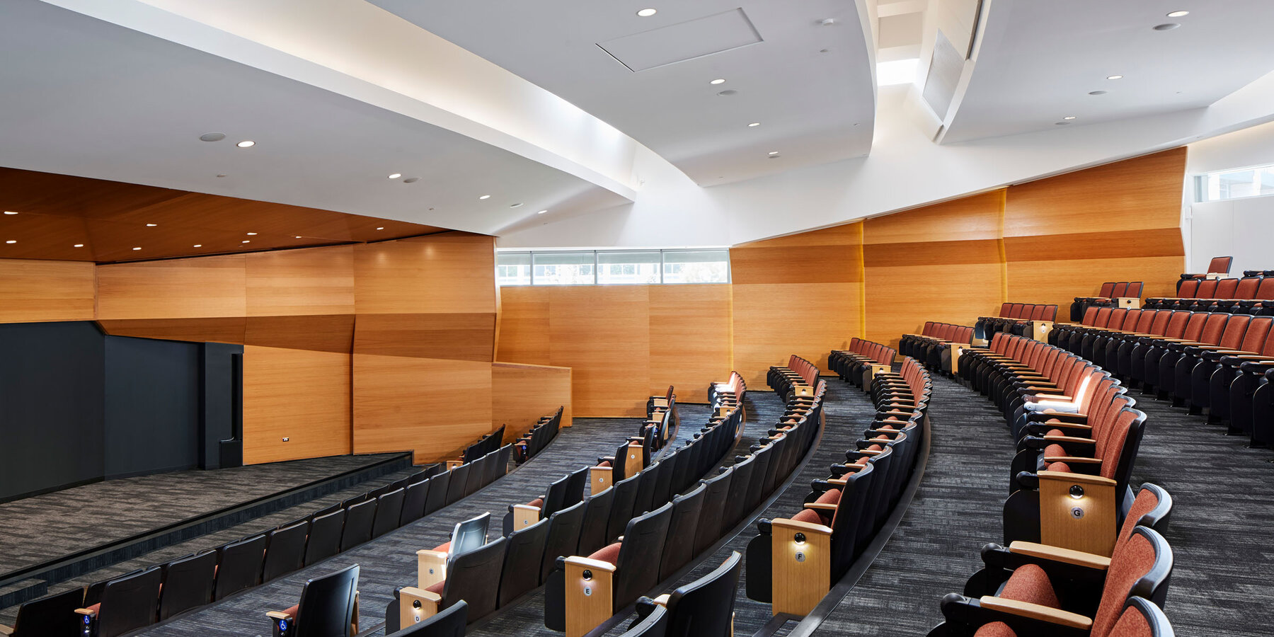 生命科学建设项目 - Loyola Chicago CTRE 礼堂舞台和剧院座位