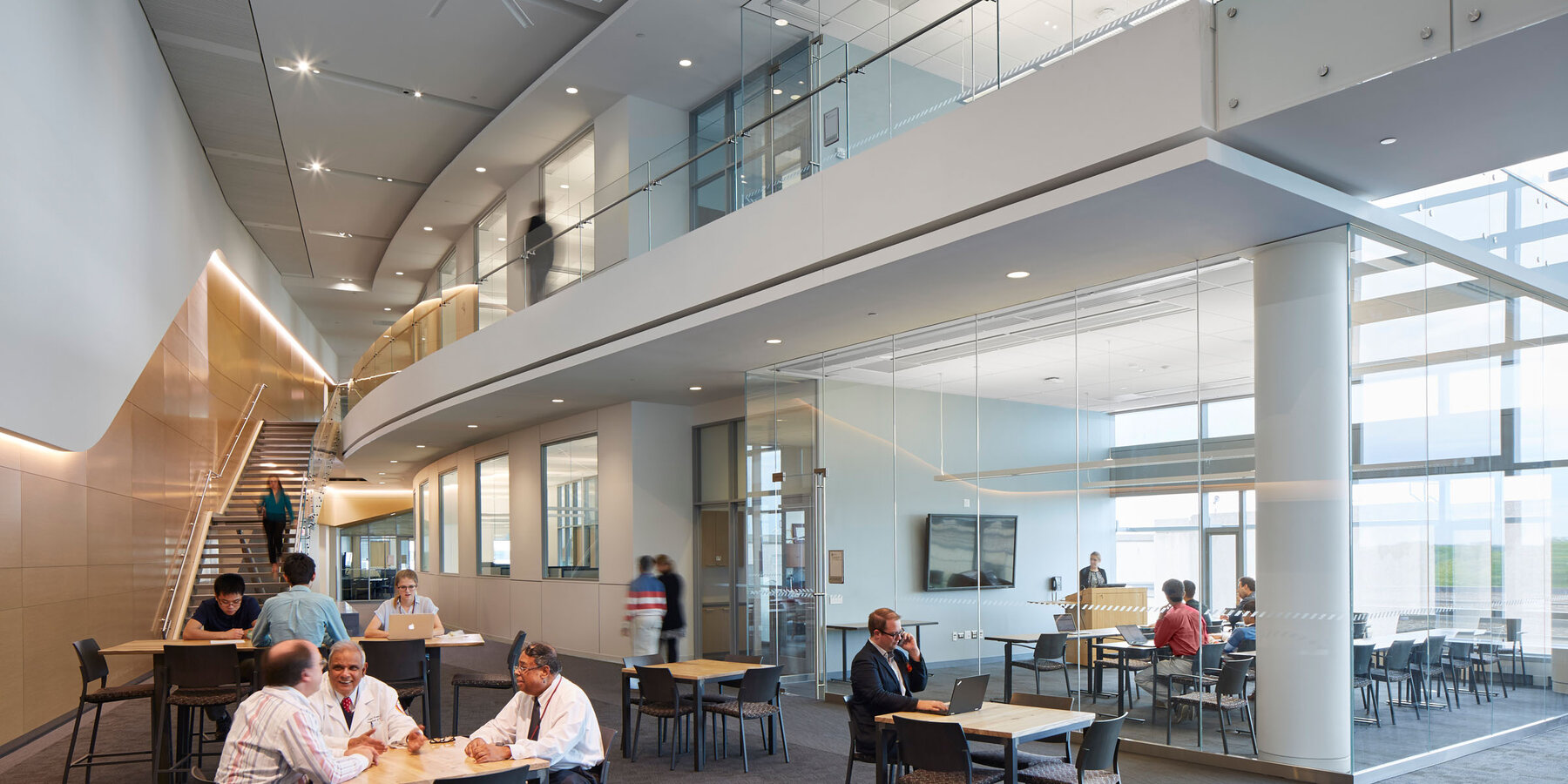 生命科学建设项目 - Loyola Chicago CTRE 室内大楼梯和两层中庭