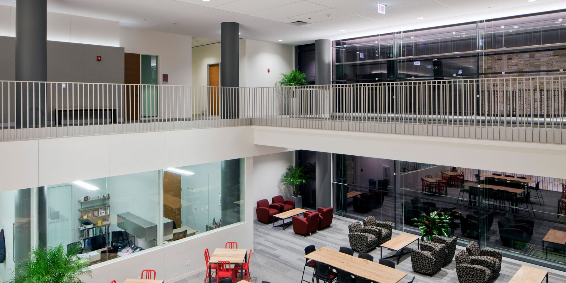 高等教育建设 - Loyola Schreiber 中心昆兰商学院两层开放式中庭走道，配有桌子