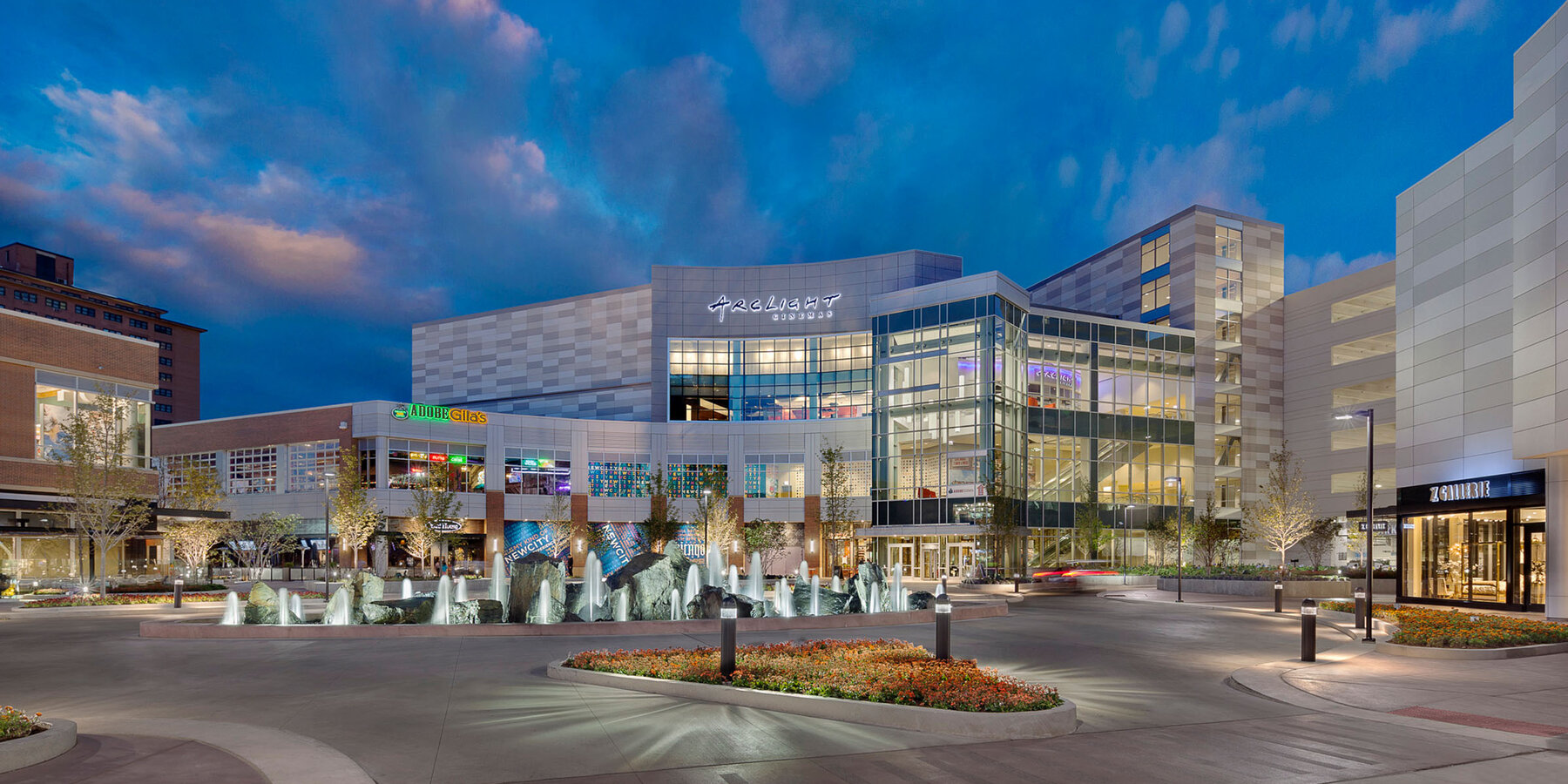 星空娱乐零售中心建设 - 新城星空娱乐街景，黄昏时设有停车场