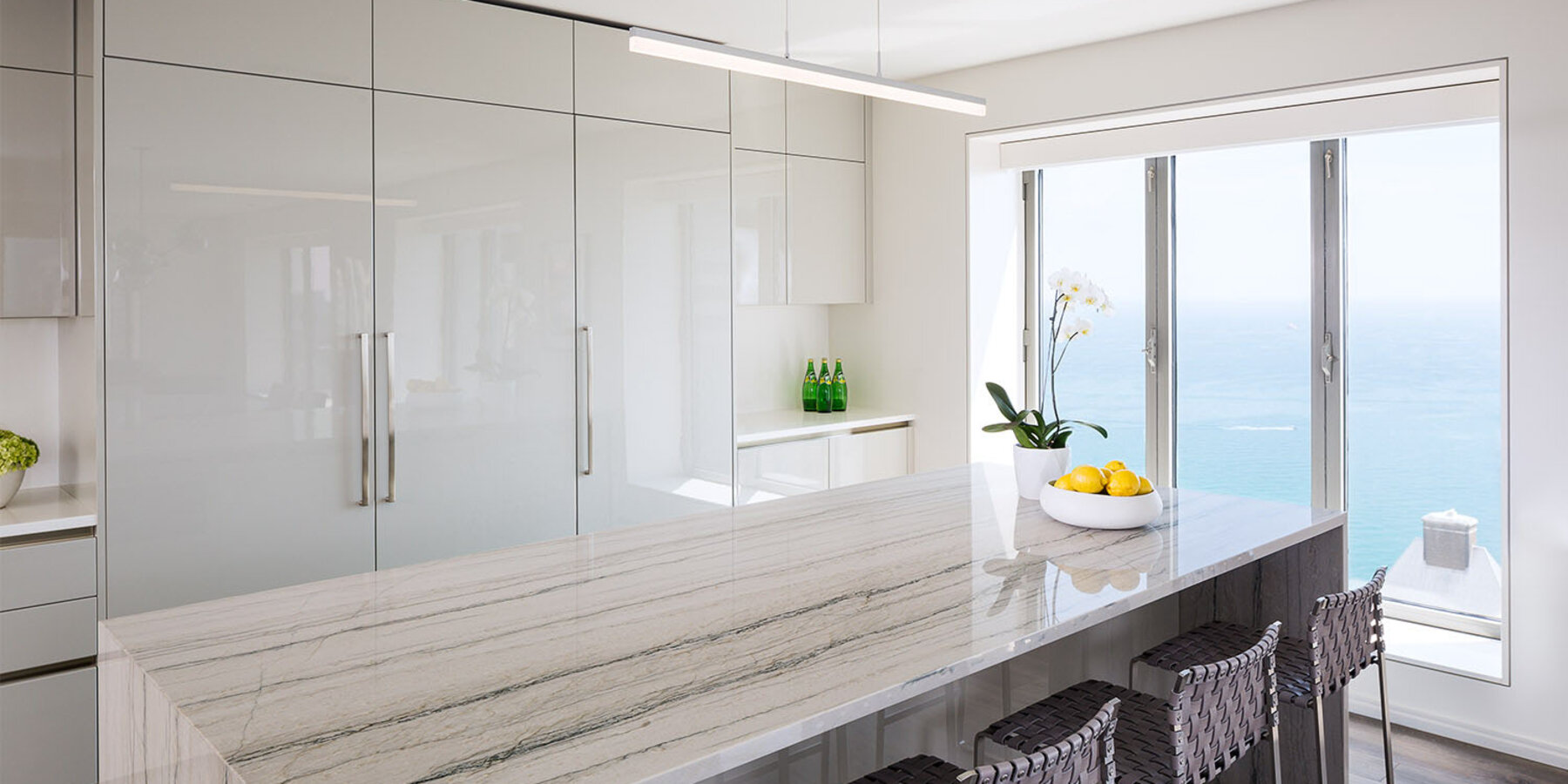 芝加哥星空官网住宅建筑商 - 华丽一英里厨房，带岛台