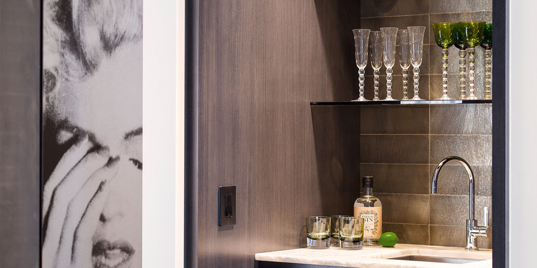 芝加哥星空官网住宅建筑商 - 一英里客厅内置酒吧细节