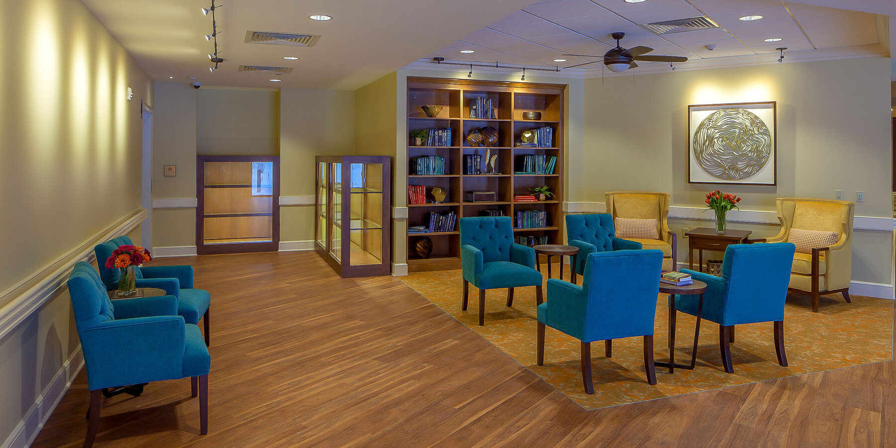 星空综合体育官网高级星空综合体育官网建筑 - 停泊处阿灵顿高地休息区，设有座位