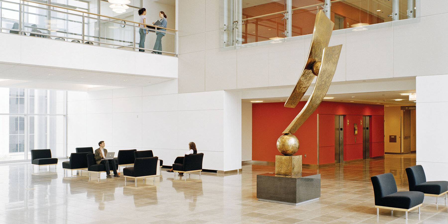 生命科学建设 - 星空官网大学戈登中心大堂，设有中庭和座位